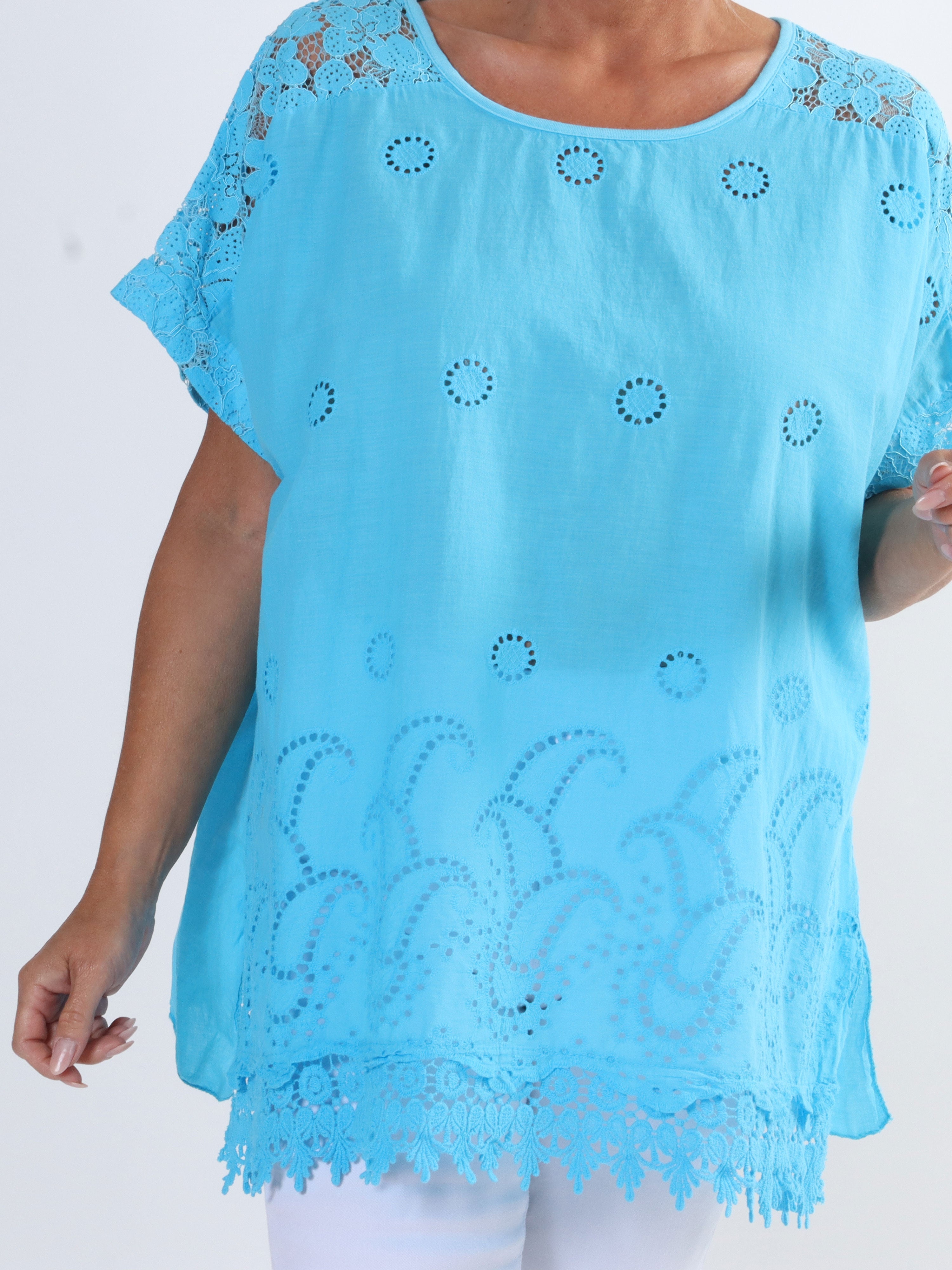 Inna - Sød plus size top med blonder og broderi anglaise